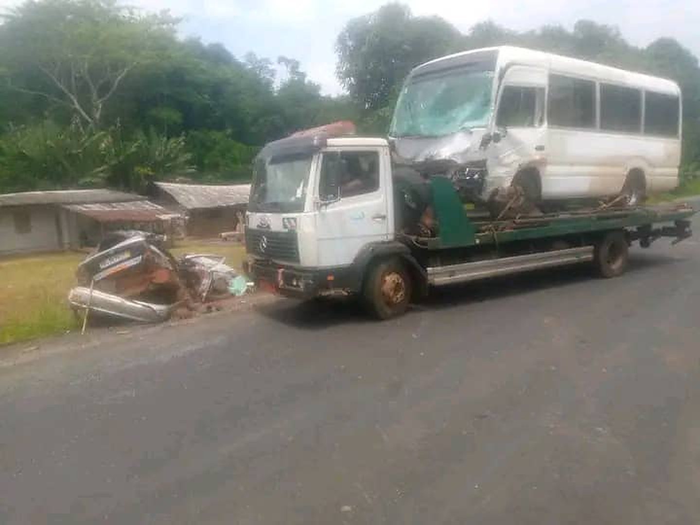 Remorquage d'un minibus accidenté sur camion-plateau à Yaoundé