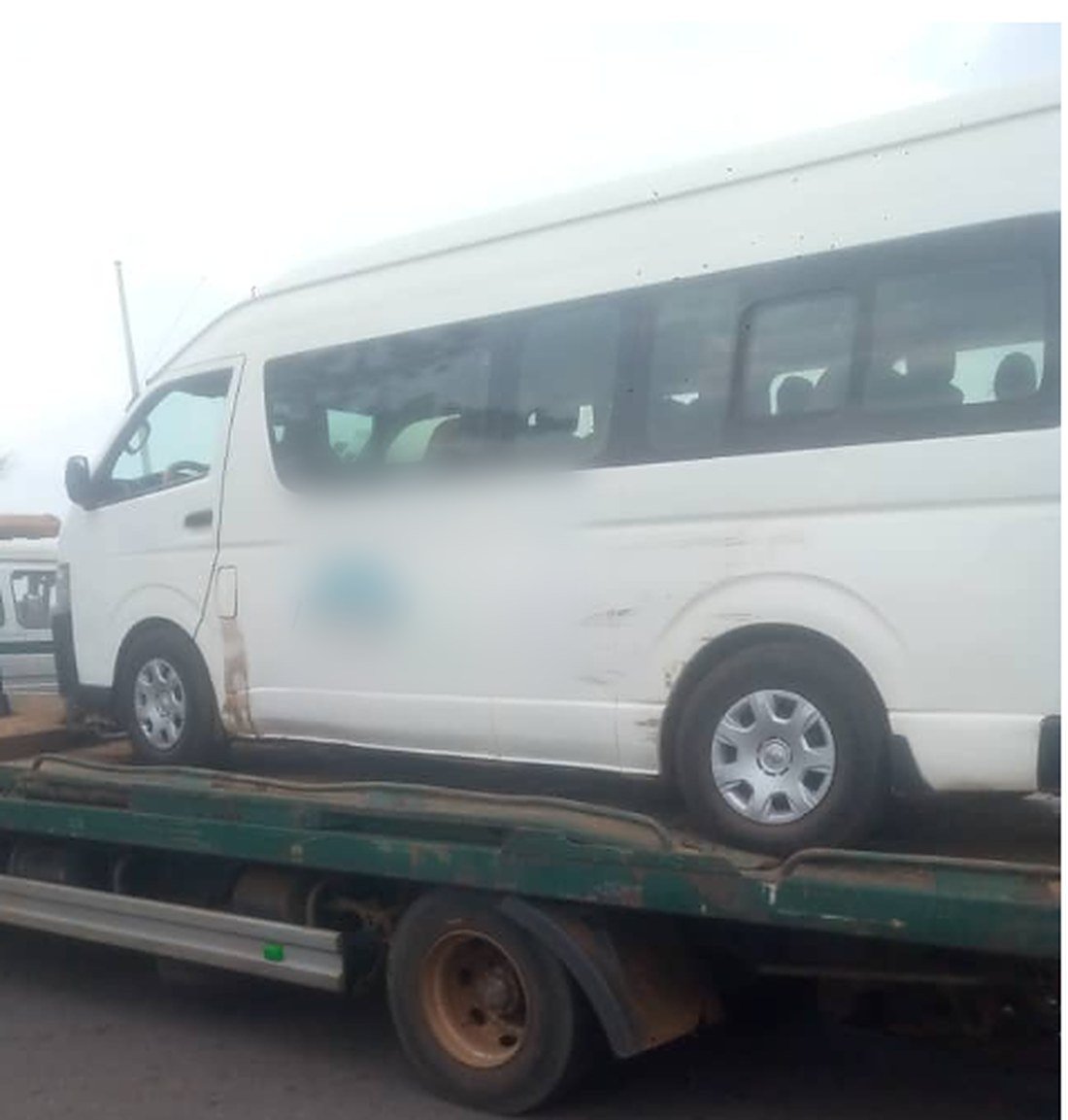 Remorquage d'un minibus utilitaire sur plateau à Yaoundé